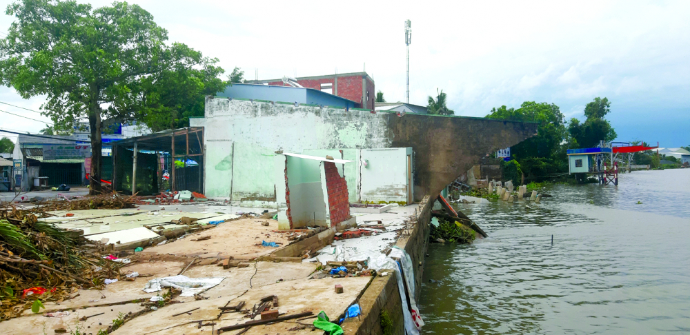 Sạt lở bờ sông gây hư hại nhiều căn nhà ở xã Mỹ Khánh, huyện Phong Điền, TP Cần Thơ ẢNH: HUỲNH TRỌNG