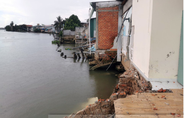 Nhiều nhà dân ven sông Trà Nóc (quận Bình Thủy, TP Cần Thơ) bị sạt lở đe dọa