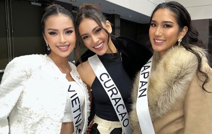 Gabriela Dos Santos chụp ảnh cùng Ngọc Châu (bìa trái) và Marybelen Sakamoto - Hoa hậu Hoàn vũ Nhật Bản 2022 trong khuôn khổ cuộc thi Hoa hậu Hoàn vũ 2022, tổ chức tại Mỹ