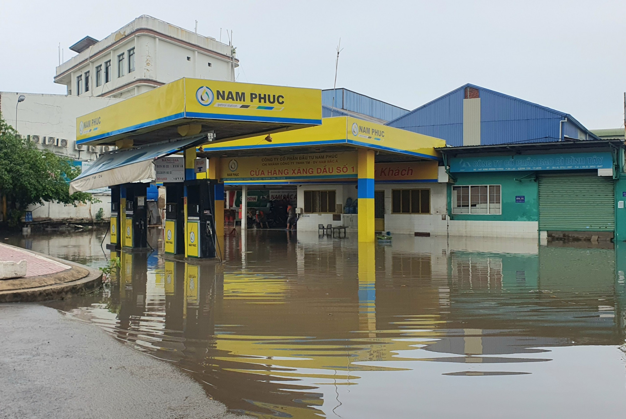Mưa lớn khiến 1 cây xăng ở quận Bình Tân bị ngập.