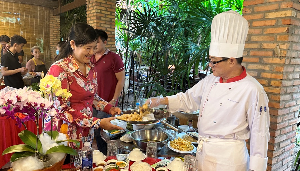 UBND huyện Long Hồ tham quan các gian hàng trưng bày ẩm thực homestay Vĩnh Long.