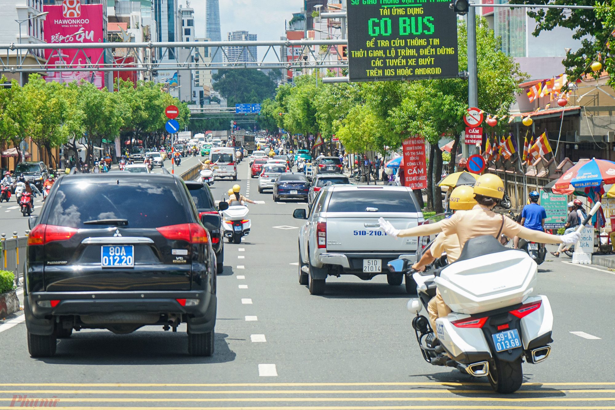 Trên đường hộ tống VIP từ sân bay Tân Sơn Nhất về trụ sở Bộ Công An, các cán bộ chiến sĩ CSGT đã điều khiển siêu xe mô tô Vua đường trường mở đường, bảo vệ đoàn và ứng biến nhanh trong các tình huống kẹt xe phức tạp.