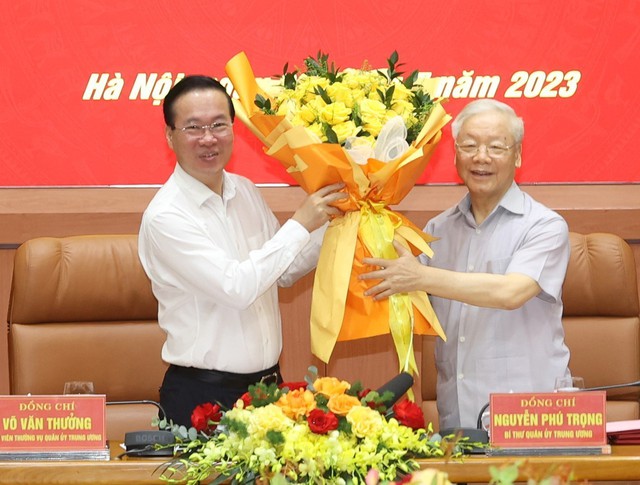 Tổng Bí thư Nguyễn Phú Trọng chúc mừng Chủ tịch nước Võ Văn Thưởng được Bộ Chính trị chỉ định tham gia Ban Thường vụ Quân ủy Trung ương - Ảnh: TTXVN