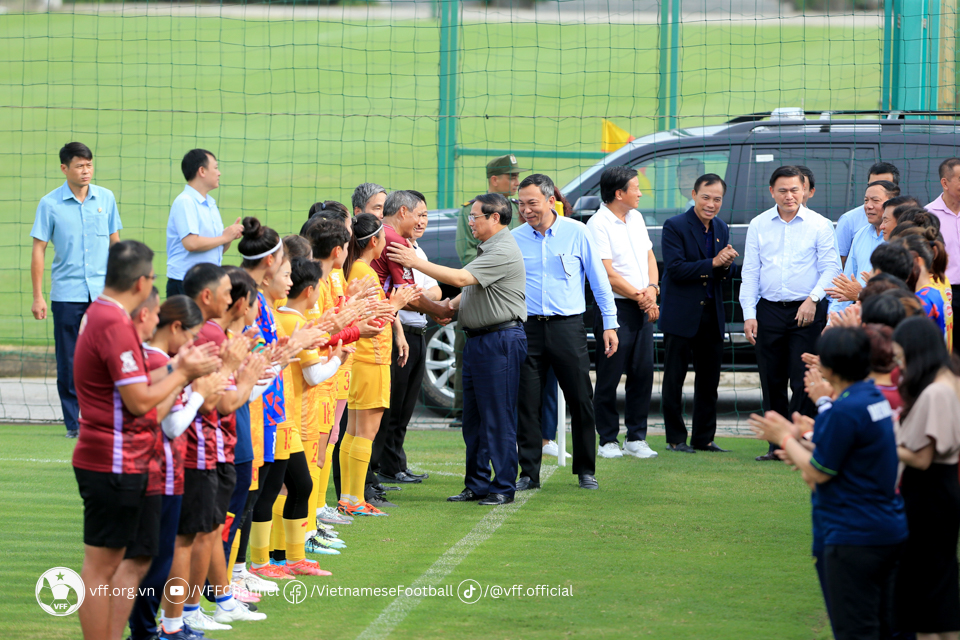 Thủ tướng Phạm Minh Chính gặp đội tuyển nữ