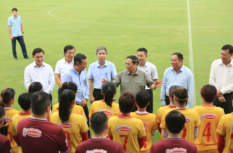 Thủ tướng chia sẻ với nỗi vất vả của các cầu thủ nữ khi phải tập luyện trong tiết trời oi bức của Hà Nội