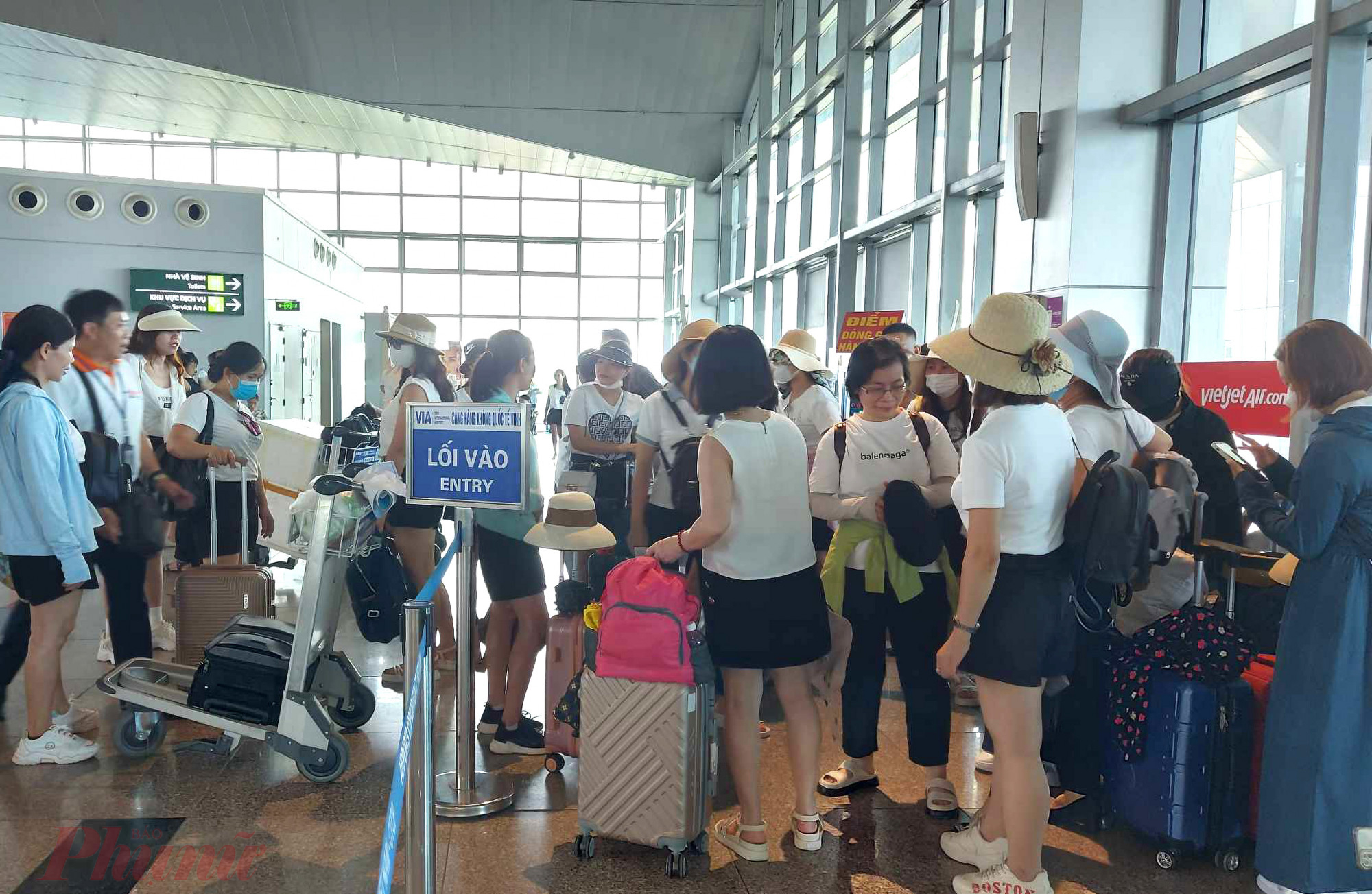 Nhiều hành khách đã lên máy bay, phải quay lại nhận hành lý vì máy bay không thể cất cách - Ảnh: Khánh Trung