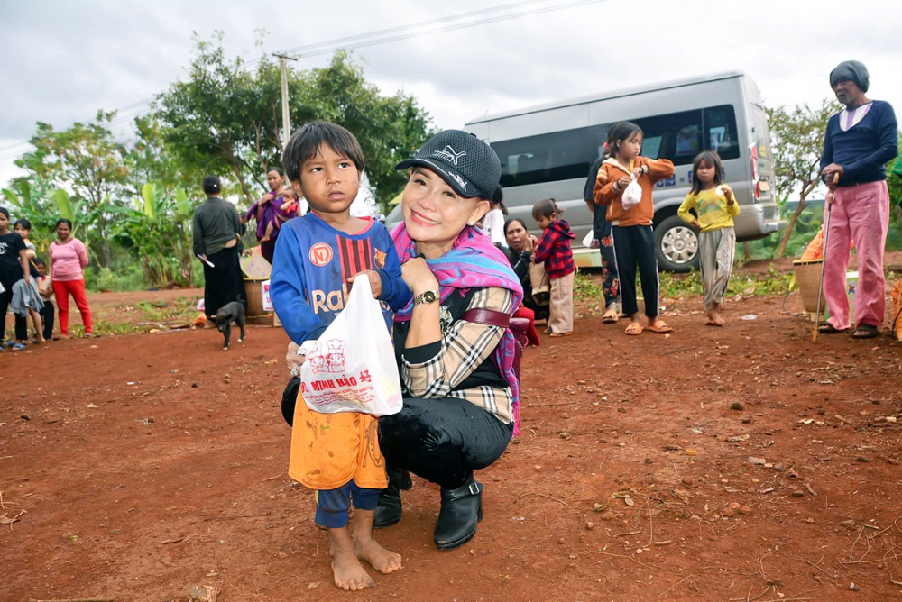 Bà Ngọc tặng quà cho những người bệnh phong thuộc làng Lân (huyện Ia Grai, tỉnh Gia Lai)