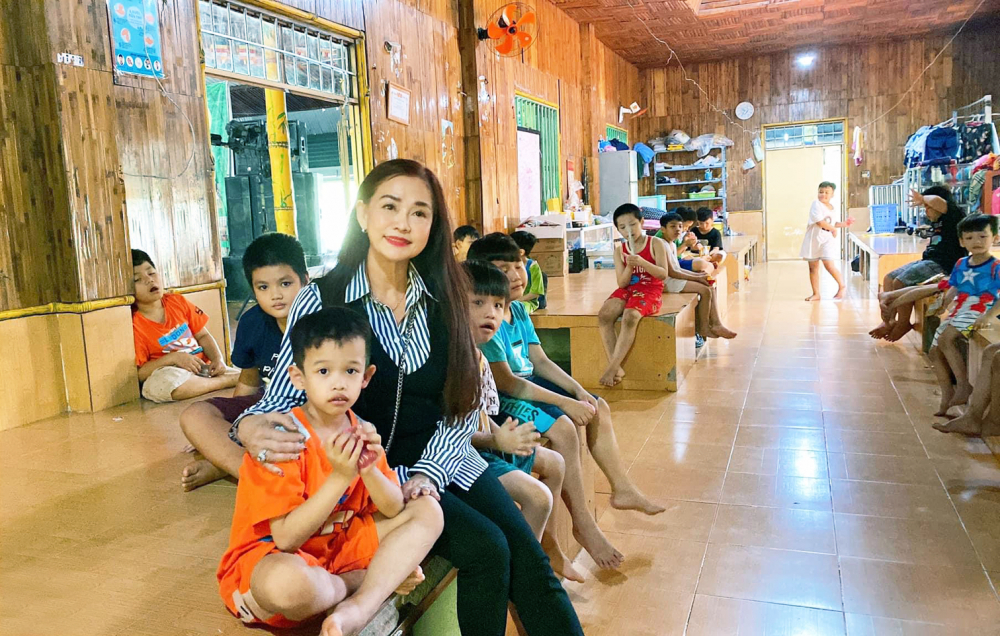 Bà Ngọc thăm các em thiếu nhi tại Trung tâm Bảo trợ mái ấm Làng Tre (Đồng Nai) 