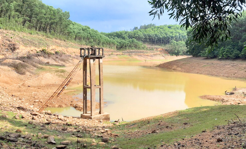 Mực nước trong nhiều hồ chứa ở huyện Hương Khê, tỉnh Hà Tĩnh đã xuống gần mực nước chết - ẢNH: PHAN NGỌC