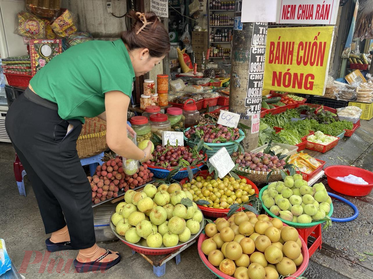 2 quả lê đá nặng 1 kg, giá 80.000 đồng. Người bán giới thiệu đây là loại quả đặc sản của Cao Bằng -Ảnh: Nguyễn Cẩm