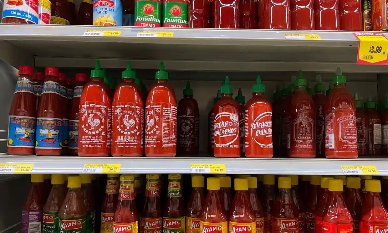 Tương ớt Sriracha vốn có giá từ 3-7 USD/chai nay đã tăng giá hơn 10 lần và trở enn6 khan hiếm tại nhiều nơi