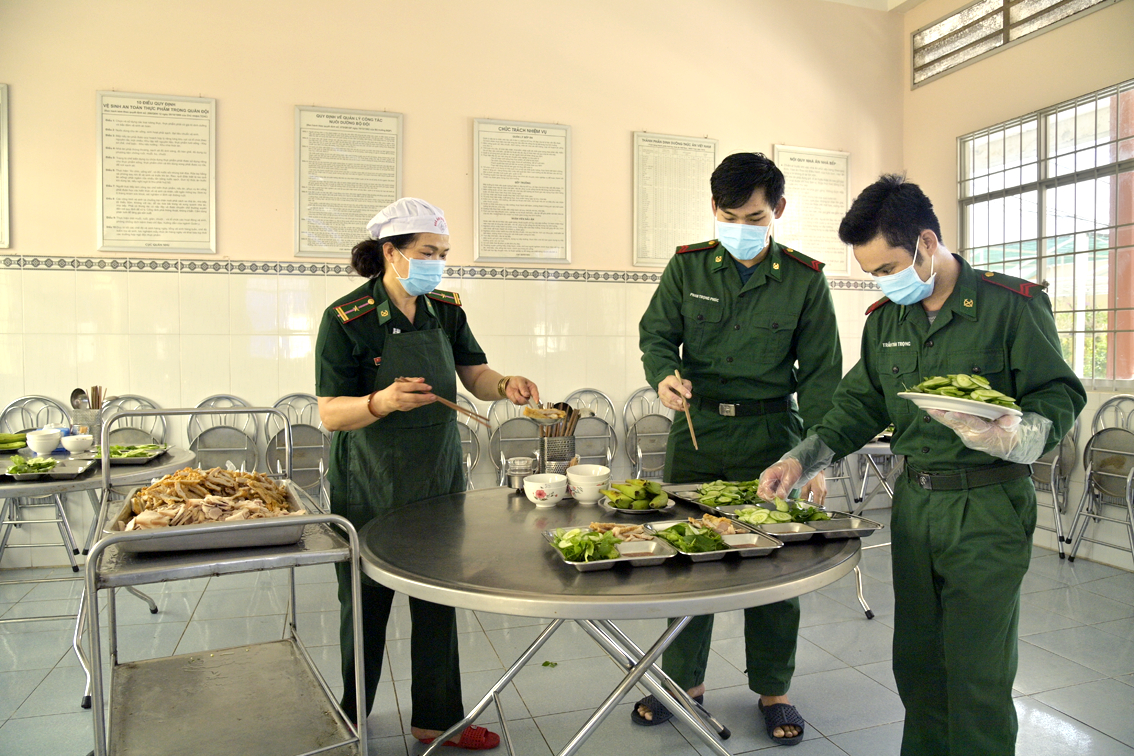 Thiếu tá Nguyễn Thị Thu Hà (trái) cùng 2 chiến sĩ chuẩn bị các phần ăn cho đơn vị 
