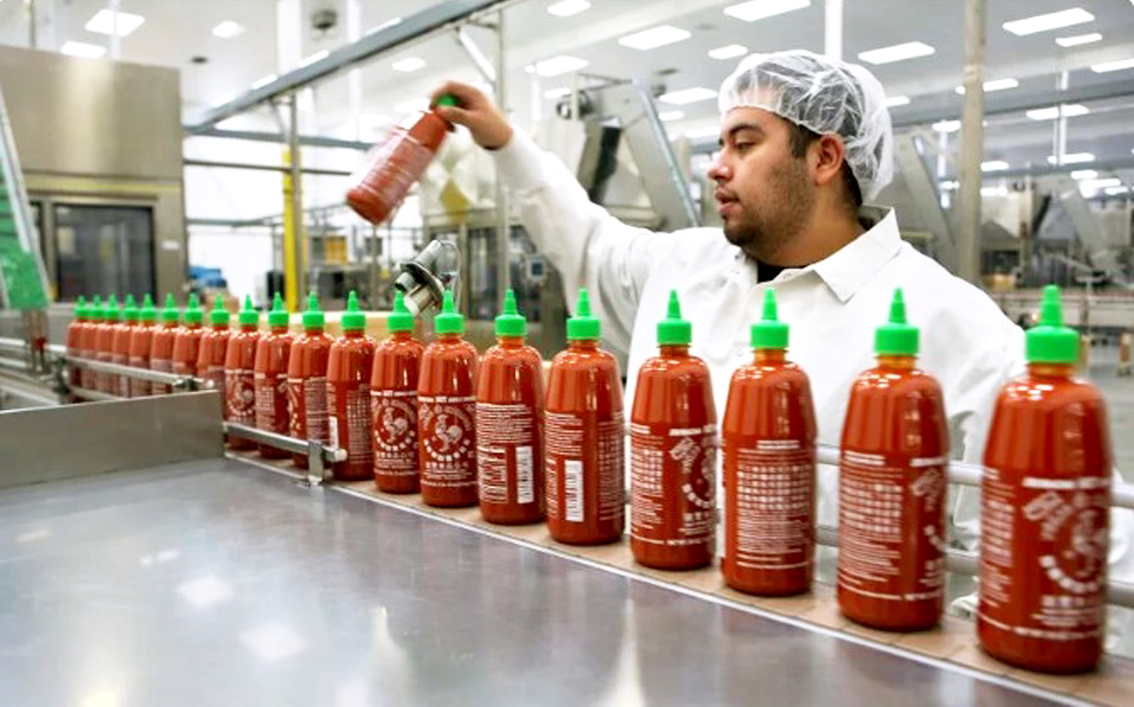 Dây chuyền sản xuất những chai tương ớt cay Sriracha tại nhà máy của Huy Fong Foods ở Irwindale, California - Ảnh: Irfan Khan/Los Angeles Times