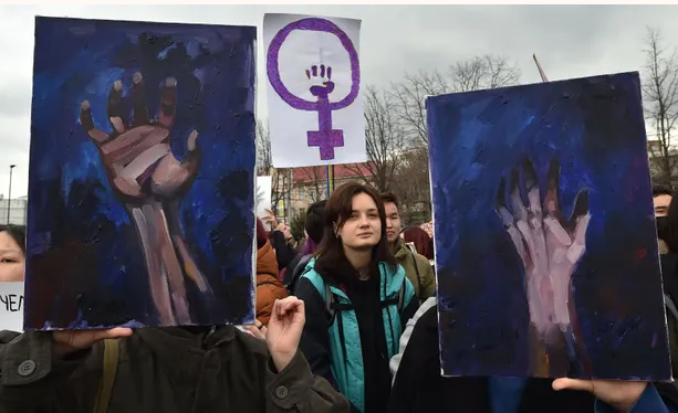 Mọi người tham dự mít tinh kỷ niệm Ngày Quốc tế Phụ nữ ở Bishkek, Kyrgyzstan, ngày 8 tháng 3 năm 2022. Ảnh: Vyacheslav Oseledko/AFP/Getty Images