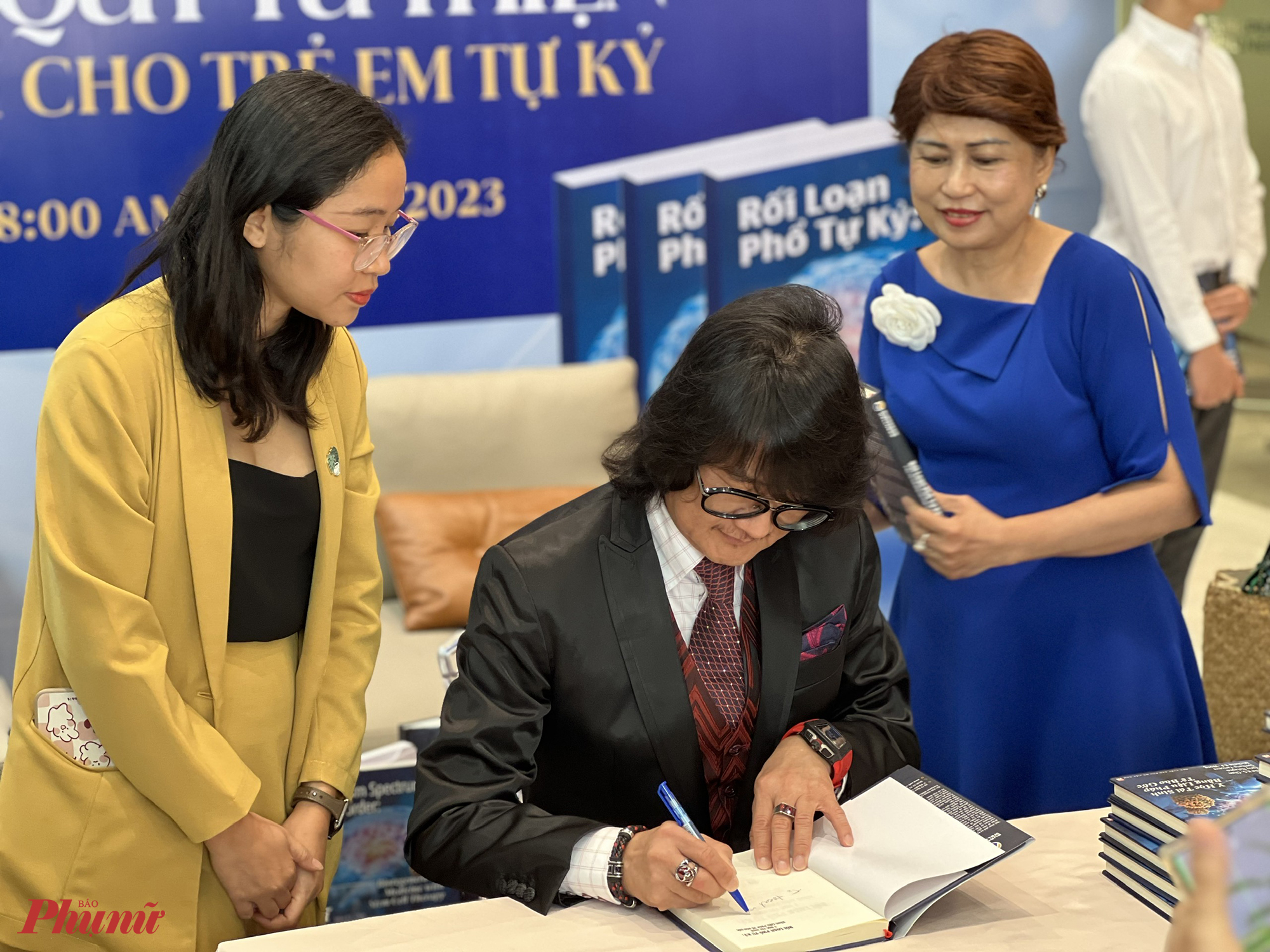 GS.TS Mike Chan ký tặng sách trong sự kiện vào sáng 4/7, tại TPHCM