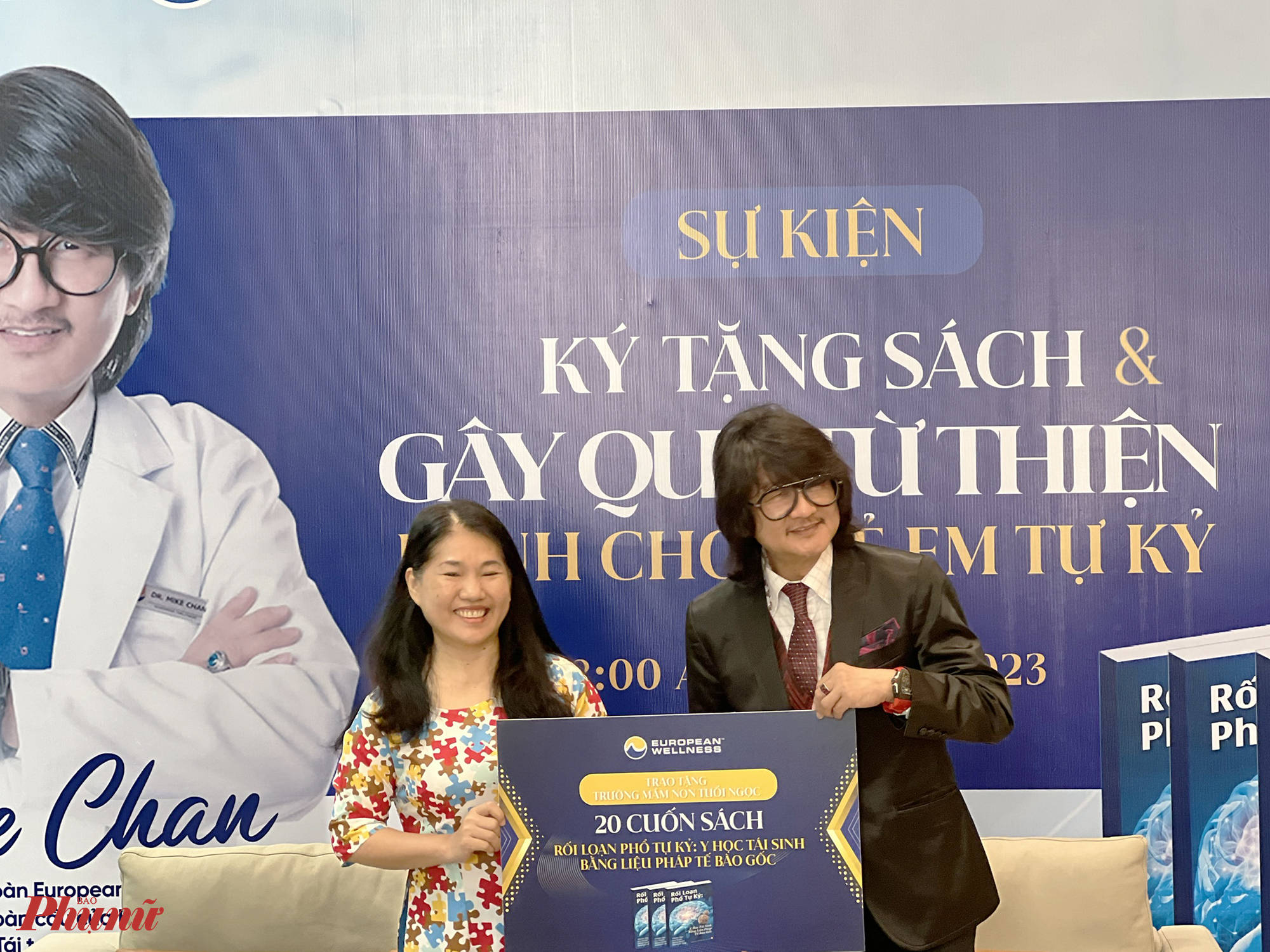 GS.TS Mike Chan tặng sách cho Trường mầm non Tuổi Ngọc