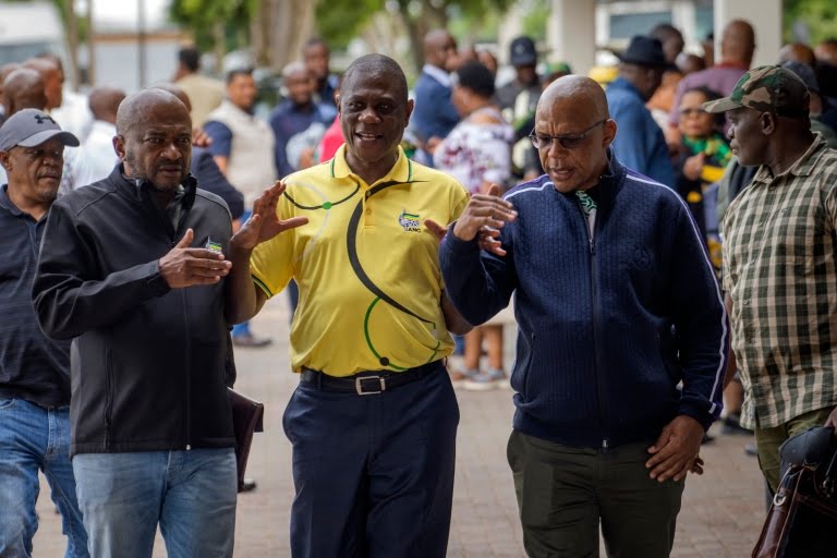 Phó Tổng thống Nam Phi Paul Mashatile (ở giữa) cho biết ông bất ngờ trước vụ bạo lực do những cảnh sát bảo vệ mình gây ra.