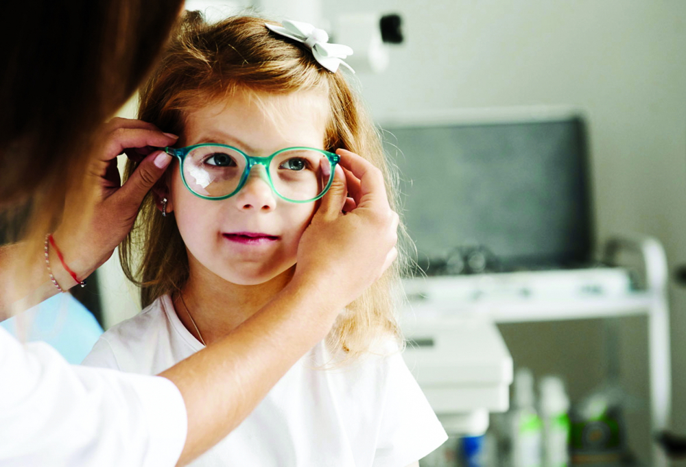 Ngày nay, đối với cận thị, việc đeo kính đúng độ và áp dụng kèm các phương pháp điều trị kiểm soát cận thị bằng thuốc nhỏ mắt Atropine nồng độ thấp đang là một xu hướng điều trị phổ biến trên toàn thế giới - ẢNH MINH HỌA: INTERNET