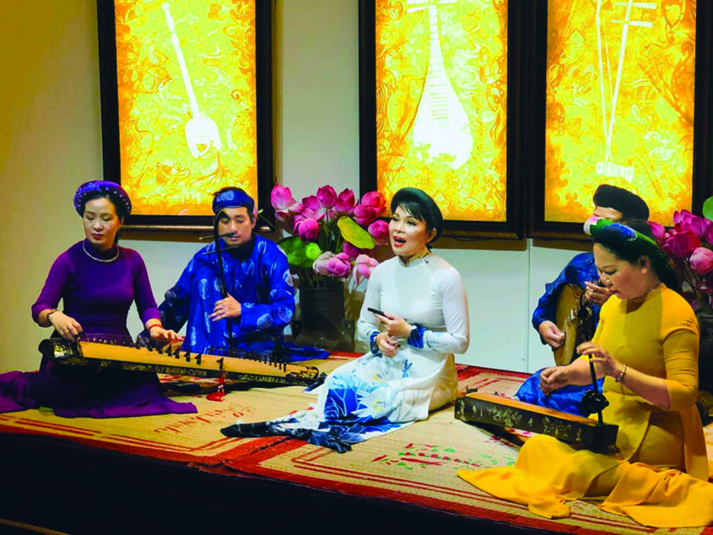 Quỳnh Nga (bìa trái) biểu diễn đàn tranh tại thính phòng ca Huế