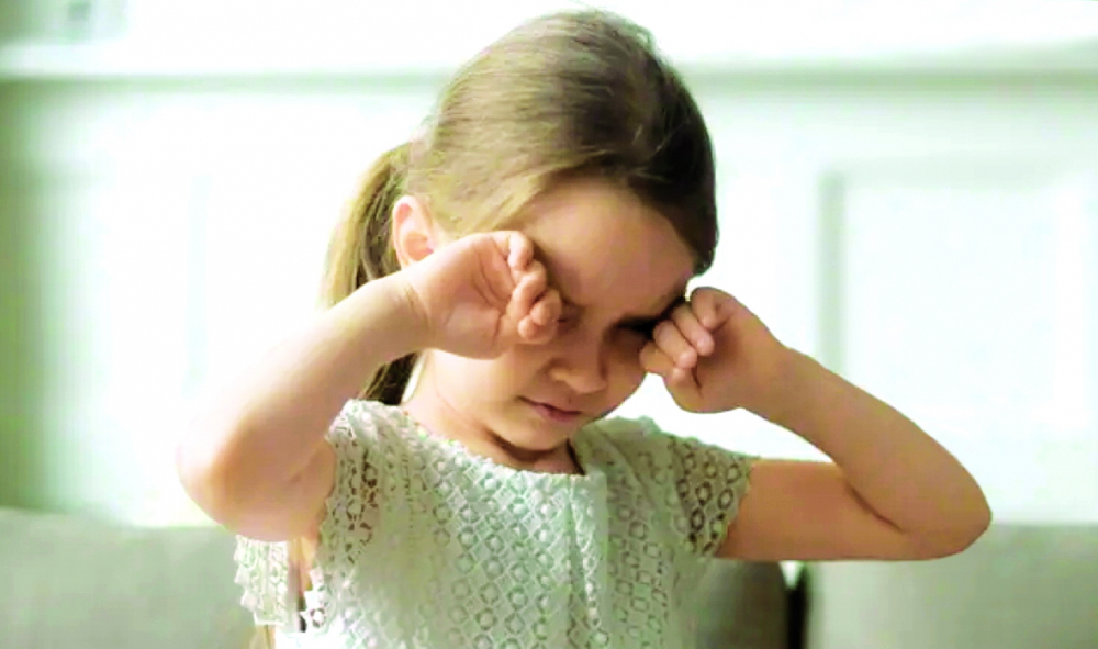 Trẻ hay nheo mắt, mỏi mắt là một trong những dấu hiệu của tật khúc xạ ẢNH MINH HỌA: INTERNET 