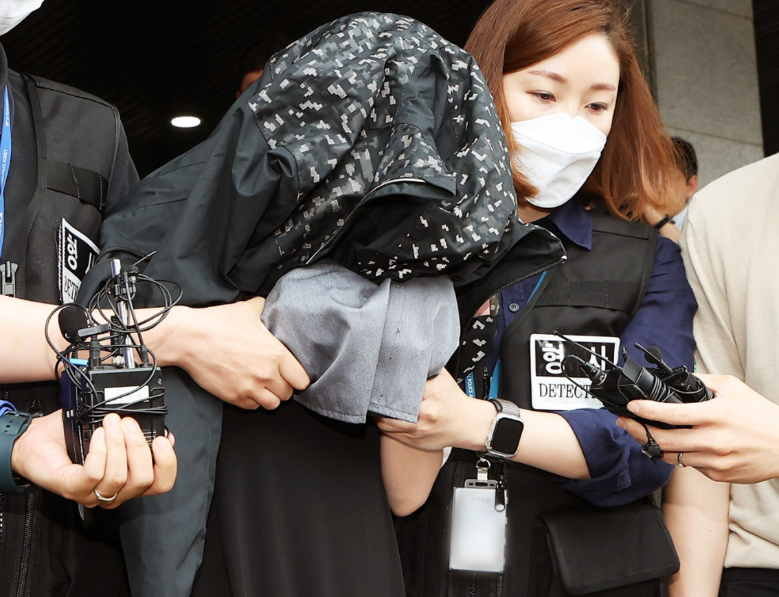 Người mẹ bị bắt vì cáo buộc giết 2 đứa con sơ sinh rồi cất xác trong tủ lạnh được áp giải đến  Văn phòng công tố viên ở thành phố Suwon, tỉnh Gyeonggi, Hàn Quốc vào ngày 30/6 - ẢNH: YONHAP