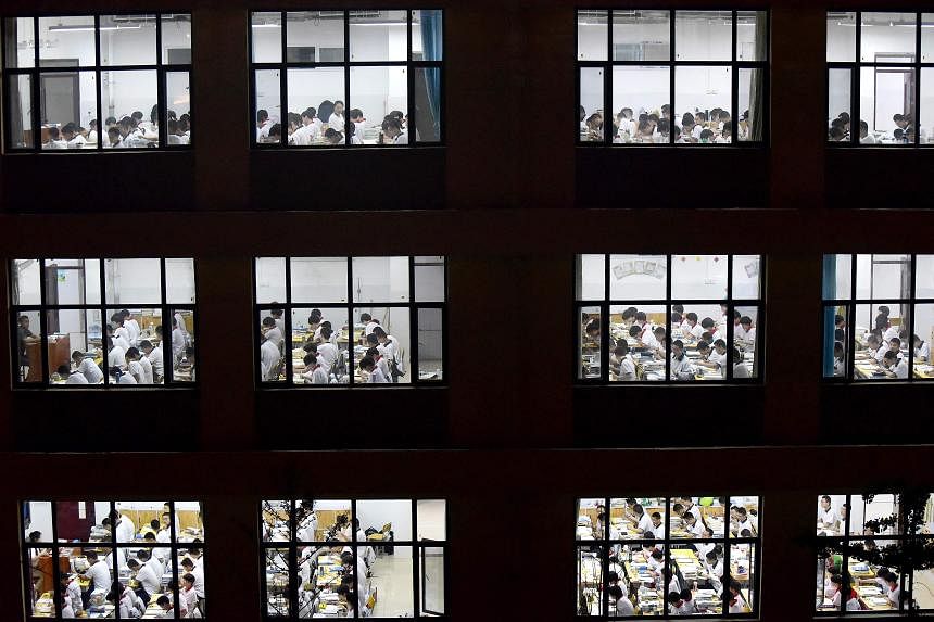 Học sinh Trung Quốc đối mặt với áp lực học tập nặng nề.