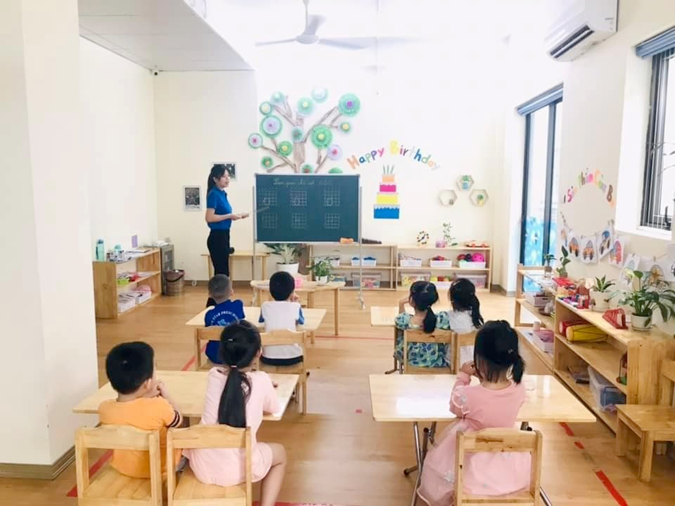 Một lớp học mầm non tại quận Nam Từ Liêm (Hà Nội) cho học sinh làm quen với chữ - Ảnh: Đại Minh
