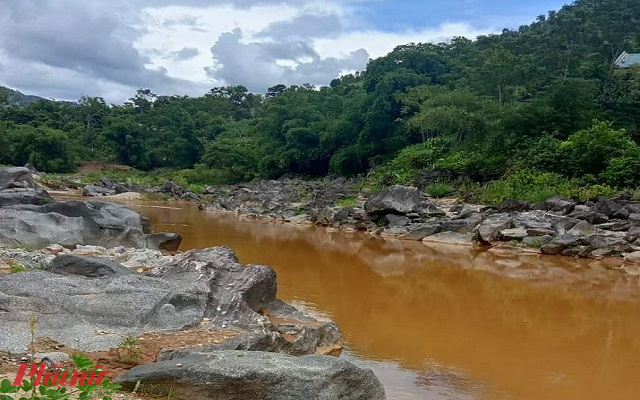 Người dân sinh sống ở hai bên bờ sông Đakrông thuộc xã A Bung cho rằng nước đục vàng là do khai thác vàng trái phép