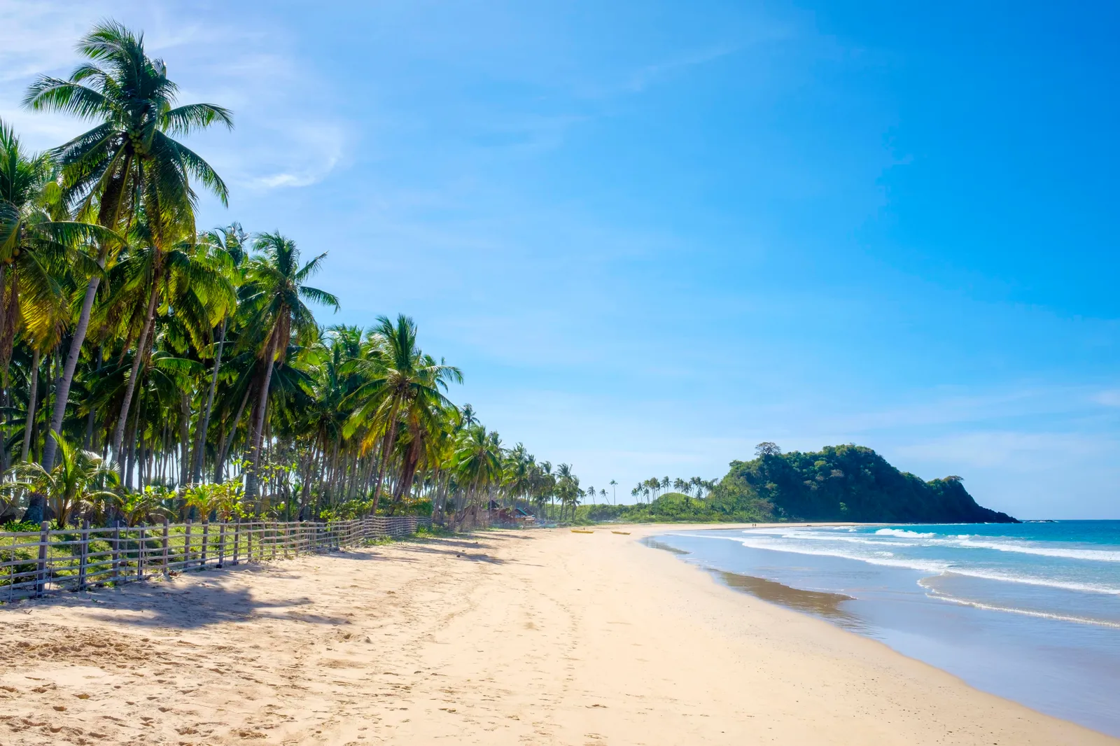 Bãi biển Nacpan, El Nido, Philippines Nằm trên đảo Palawan, Bãi biển Nacpan là một dải bờ biển hẻo lánh ở El Nido, chỉ cách Thác nước Nagkalit-kalit một đoạn ngắn. Bãi biển nhiệt đới nổi tiếng với cát màu kem và vùng nước nông trong vắt khiến việc chèo thuyền kayak trở thành một trải nghiệm tuyệt vời.