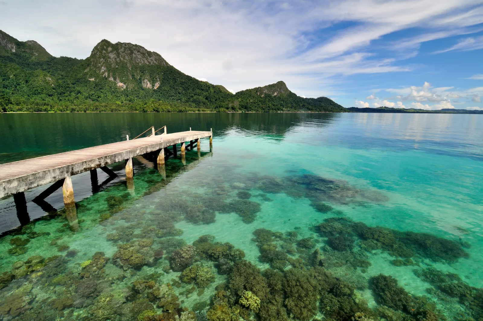 Bãi biển Ora, Indonesia Nằm trên đảo Seram, Bãi biển Ora nổi bật giữa vô số những bãi biển đẹp của Indonesia nhờ sự vắng vẻ và khung cảnh thiên nhiên gần như hoang sơ.