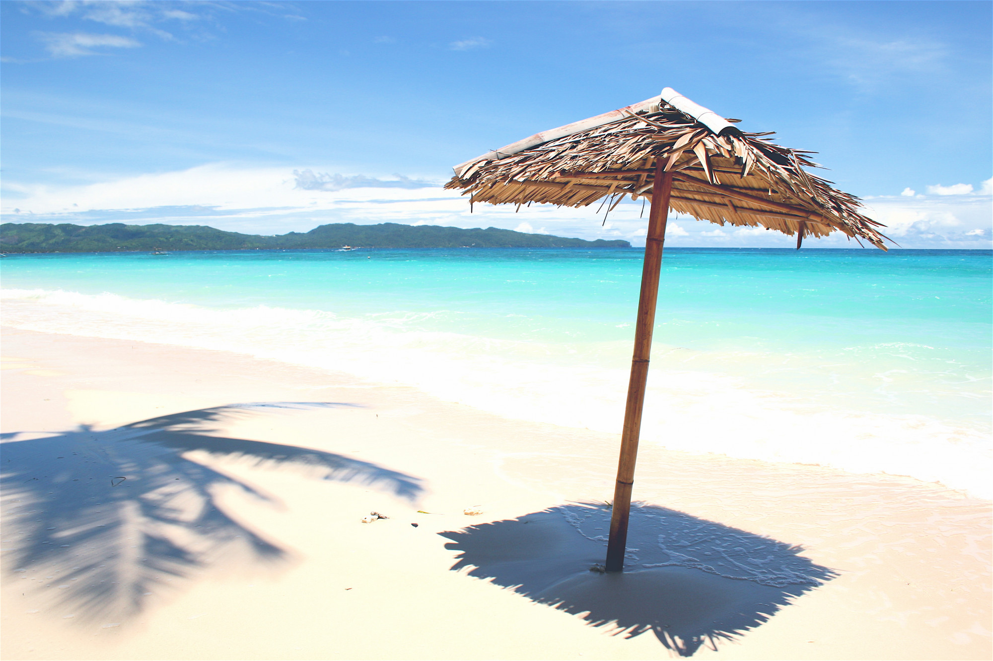 Bãi biển Trắng, Boracay, Philippines Đúng như tên gọi của nó, bờ biển của White Beach gần như trong mờ trên làn nước biển xanh thẳm. Nâng tầm thư giãn lên một tầm cao mới và tận hưởng liệu pháp mát-xa kéo dài một giờ không tốn kém ngay trên bãi biển.