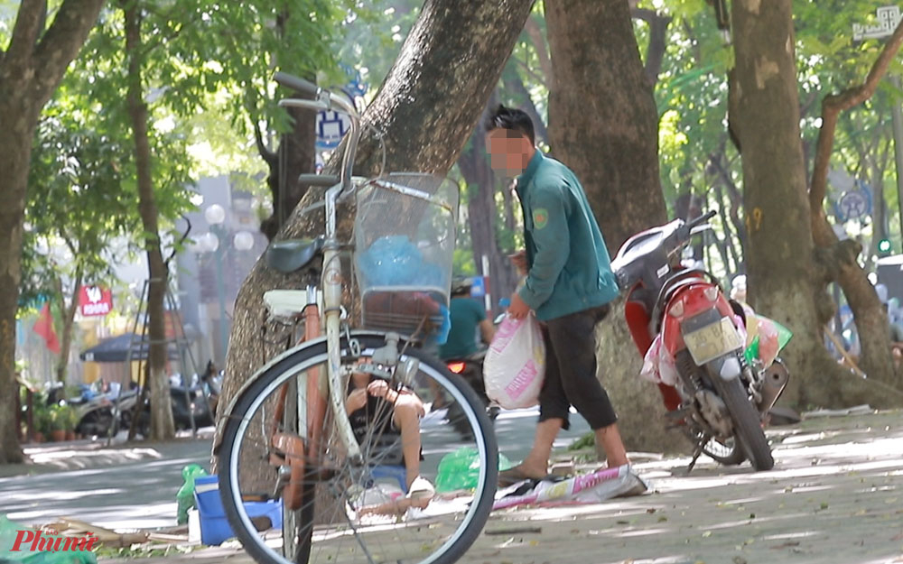 Tuy nhiên, không ít người thắc mắc về nguồn gốc sấu khi số lượng quá nhiều. Trong ảnh là cảnh một người đàn ông chở bao sấu đến lề đường Phan Đình Phùng sau khi bán hết một lượng sấu trước đó.