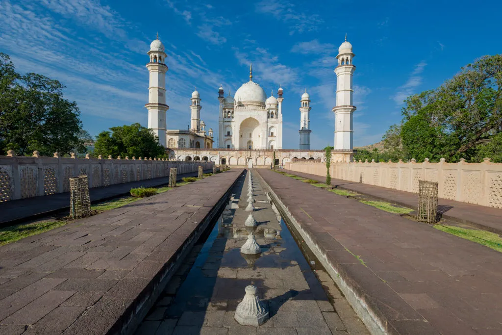 Bibi Ka Maqbara ở Aurangabad là lăng mộ vĩ đại cuối cùng của thời kỳ Mogul ở Ấn Độ và còn được gọi là Taj Mahal nhỏ - nhỏ hơn một chút, đơn giản hơn một chút, nhưng gần như không kém phần trang nhã.