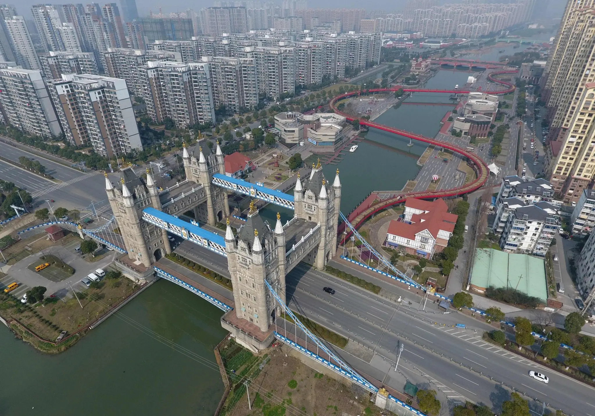 1 cây cầu cùng tên ở thành phố Tô Châu, phía đông Trung Quốc, được mô phỏng theo cầu Tháp của London nhưng có 4 tháp thay vì 2.