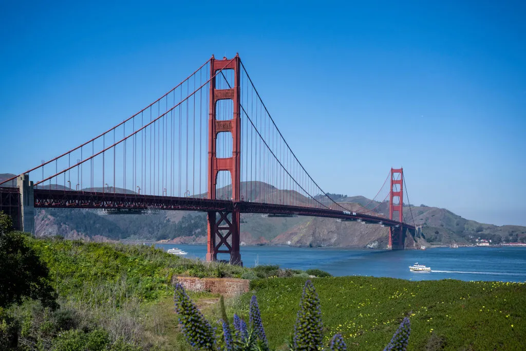 Cầu Cổng Vàng ở San Francisco và Cầu 25 de Abril ở Lisbon Cầu Cổng Vàng ở San Francisco Cầu Cổng Vàng ở San Francisco. Ảnh: Hình ảnh vòng lặp / Hình ảnh Getty Cùng với Tượng Nữ thần Tự do, Cầu Cổng Vàng là một trong những địa danh được xây dựng nổi tiếng nhất nước Mỹ. Nó được xây dựng từ năm 1933 đến năm 1937 và bắc qua Cổng Vàng, nối San Francisco với Hạt Marin. Một số màu đã được cân nhắc, nhưng kiến ​​trúc sư Irving Morrow đã chọn màu được gọi là “Màu cam Quốc tế”.