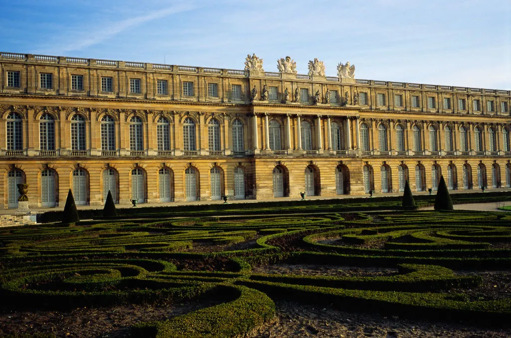 Cung điện Versailles và Cung điện Schönbrunn ở Viên Lâu đài Versailles Barockes Lâu đài ở Frankreich Cung điện Versailles nằm cách Paris khoảng 9 dặm.  Ảnh: Bernard Annebicque/Getty Images Là một tòa nhà kiểu Baroque tráng lệ và là đỉnh cao của kiến ​​trúc châu Âu, Cung điện Versailles đã ảnh hưởng đến nhiều cung điện hoàng gia khác trên khắp lục địa. Louis XIII đã xây dựng một nhà nghỉ săn bắn ở Versailles, nhưng chính con trai của ông, Louis XIV, là người đã biến nó thành cung điện mà du khách thấy ngày nay, với một loạt chương trình xây dựng đầy tham vọng bắt đầu từ năm 1661 và kéo dài cho đến khi nhà vua qua đời vào năm 1715. Năm 1682, nó trở thành trụ sở của chính phủ Pháp. Những khu vườn, gần như nổi tiếng như chính cung điện, được thiết kế bởi André Le Nôtre.