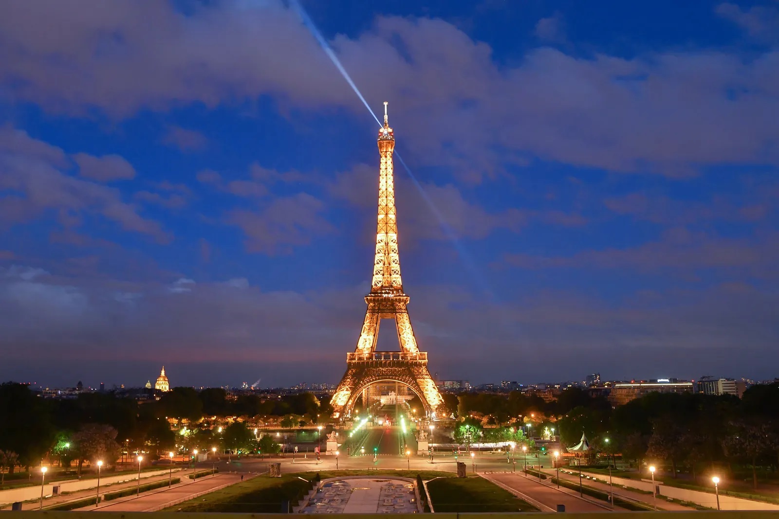 Tất nhiên, tháp Eiffel là một trong những tòa nhà nổi tiếng nhất ở Paris và nó đã trở thành một biểu tượng mang tính biểu tượng của nước Pháp. Thiết kế của Gustave Eiffel đã giành chiến thắng trong một cuộc thi bao gồm 107 bài dự thi khác và việc xây dựng tòa tháp huyền thoại bắt đầu vào ngày 8 tháng 1 năm 1887.