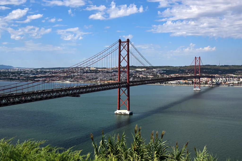 Cây cầu treo dài thứ ba trên thế giới, Cầu 25 de Abril, nằm trên sông Tagus và nối quận Alcântara của Lisbon với thành phố Almada. Mặc dù cây cầu ở Bồ Đào Nha, được hoàn thành vào năm 1966, trông giống một cách đáng kinh ngạc với cây cầu trước đó ở California (đặc biệt là về màu sắc)—các cột trụ khác nhau khiến người ta có thể phân biệt được hai cây cầu này. 