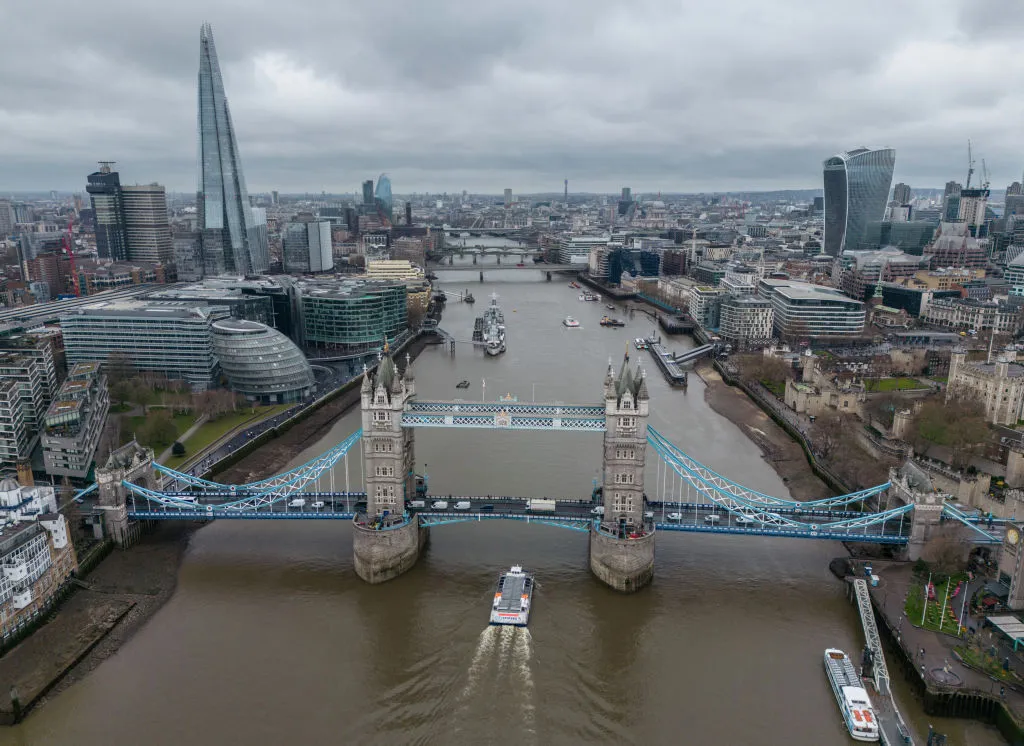 Cầu Tháp London và người em sinh đôi ở Tô Châu: Cầu Tháp London là một công trình kết hợp cầu treo với cầu bắc qua sông Thames tại London, Anh. Cây cầu được hoàn thành năm 1894 và là biểu tượng của thành phố nói riêng, nước Anh nói chung.