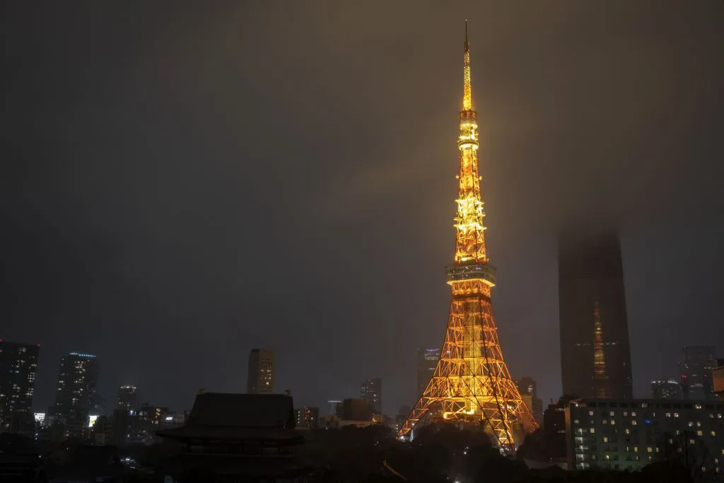 Tất nhiên, tháp Eiffel là một trong những tòa nhà nổi tiếng nhất ở Paris và nó đã trở thành một biểu tượng mang tính biểu tượng của nước Pháp. Thiết kế của Gustave Eiffel đã giành chiến thắng trong một cuộc thi bao gồm 107 bài dự thi khác và việc xây dựng tòa tháp huyền thoại bắt đầu vào ngày 8 tháng 1 năm 1887.
