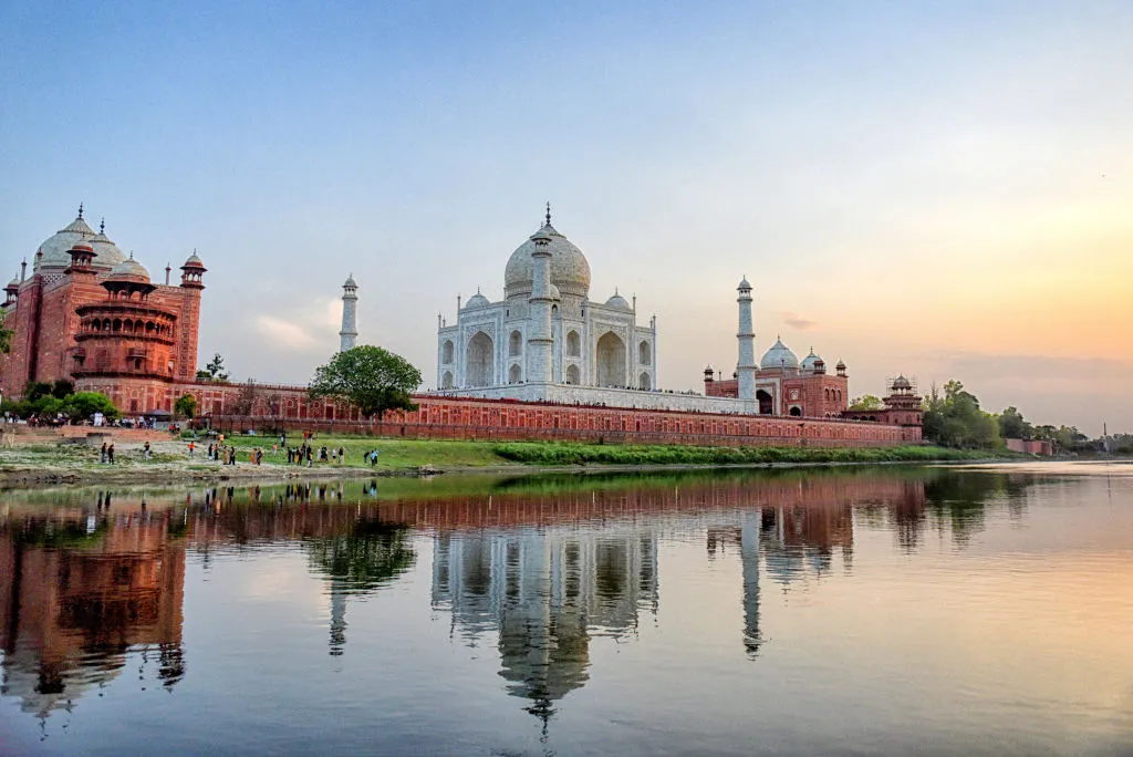 Taj Mahal, Agra, Ấn Độ và Bibi Ka Maqbara, Aurangabad, Ấn Độ  Taj Mahal trong Lăng mộ Ấn Độ Taj Mahal ở Agra. Ảnh: SOPA Images/Getty Images Người ta sẽ đi bao xa để tưởng nhớ một tình yêu lớn? Khi vợ của nhà lãnh đạo Mogul vĩ đại Shah Jahan qua đời, ông đã cho xây dựng Taj Mahal ấn tượng để làm lăng mộ cho bà ở ngoại ô Agra. Toàn bộ tòa nhà được làm bằng gạch địa phương, mặt ngoài bằng đá cẩm thạch trắng lấp lánh khảm đá quý.