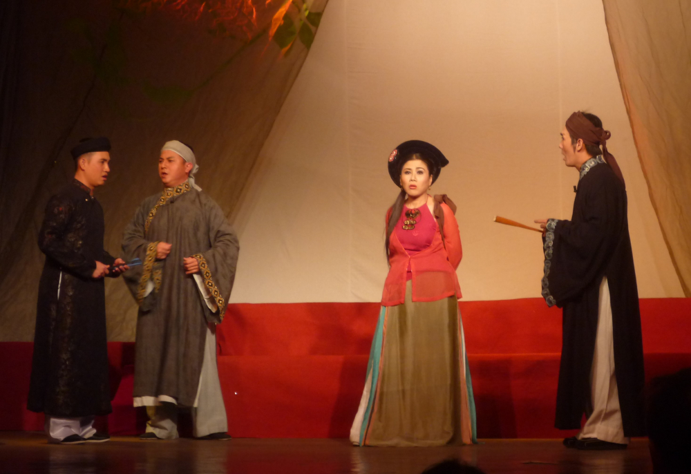Nghệ sĩ Linh Huyền trong vai Hồ Xuân Hương trong vở Bà chúa thơ Nôm do cô viết kịch bản và đầu tư dàn dựng, biểu diễn.