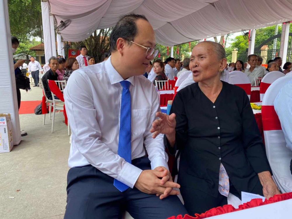 Ông Nguyễn Hồ Hải trò chuyện với bà bà Nguyễn Thị Khỏi - Nữ dân công hỏa tuyến may mắn còn sống sót.
