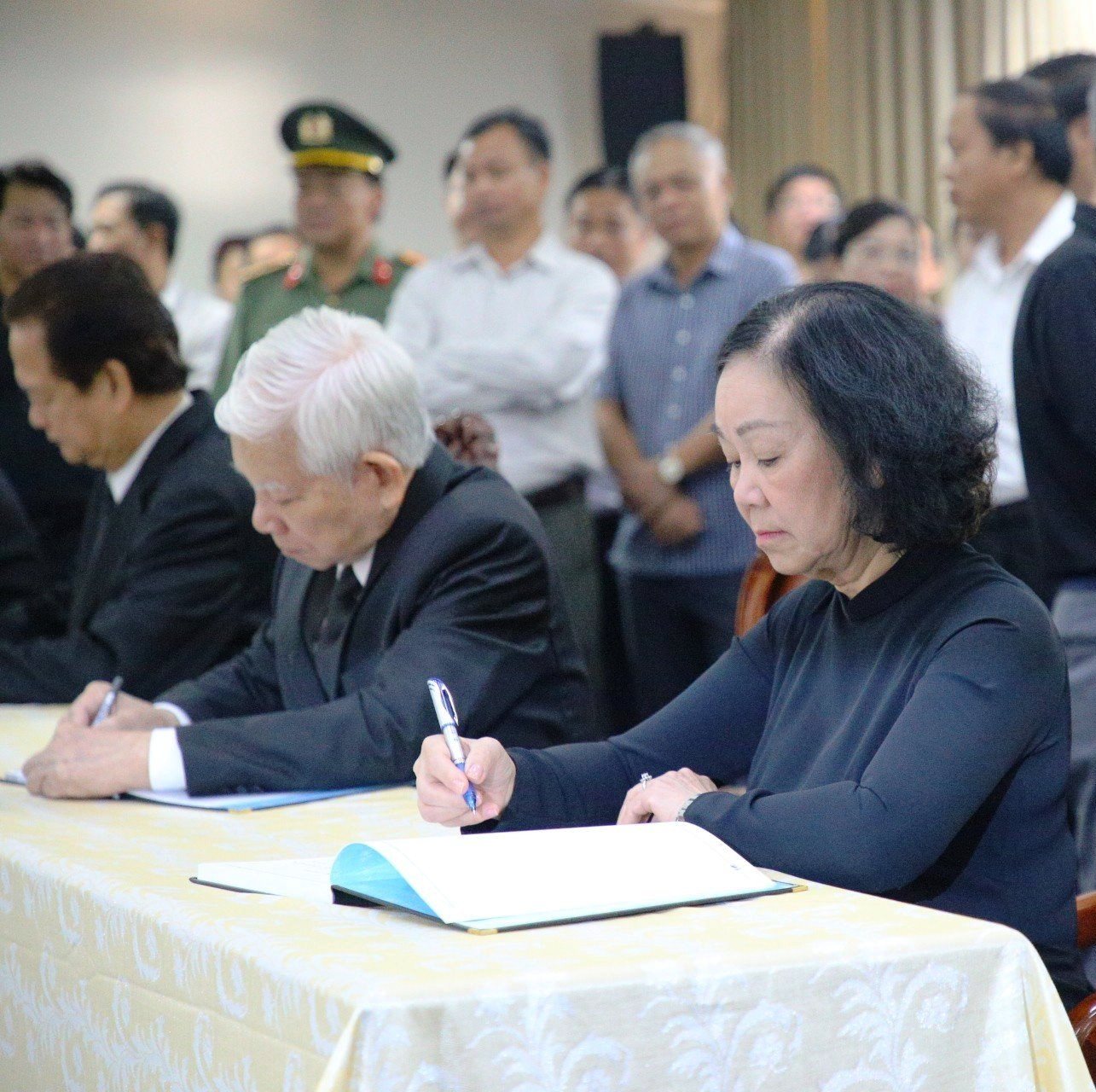 Bà Trương Thị Mai - Thường trực Ban Bí thư, Trưởng ban Tổ chức Trung ương và  nguyên lãnh đạo Đảng, Nhà nước ghi sổ tang…