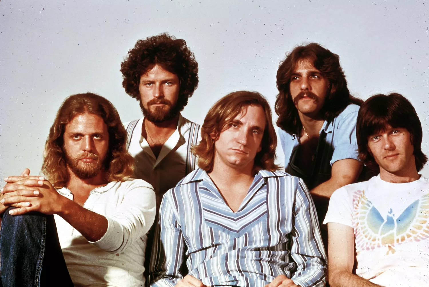 The Eagles ra đời năm 1971 với 5 thành viên Glenn Frey, Joe Walsh, Don Henley, Don Felder, Randy Meisner.