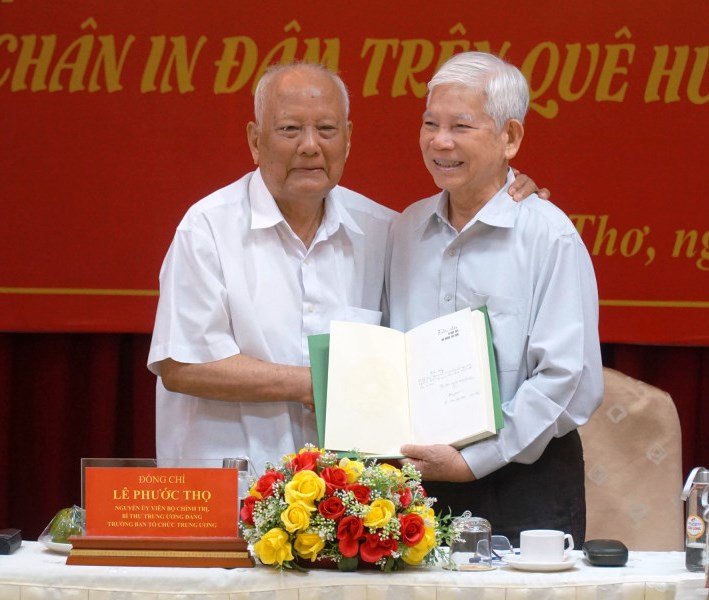 Nguyên Chủ tịch nước Nguyễn Minh Triết và ông Lê Phước Thọ trong buổi giới thiệu quyển sách Dấu chân in đậm trên quê hương, đất nước vào năm 2020. Ảnh: Duy Khôi