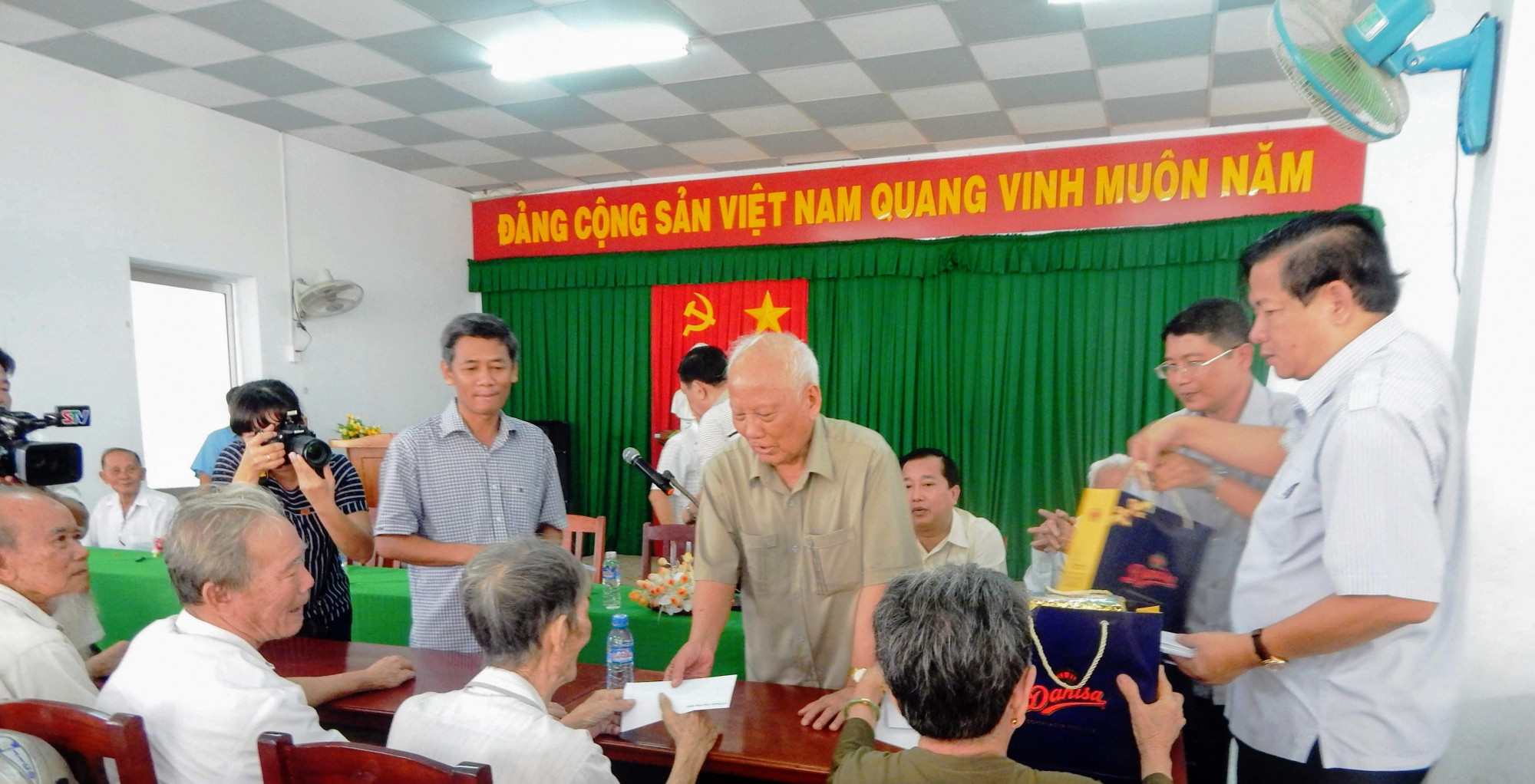 Ông Lê Phước Thọ (đứng thứ 3 từ phải vào) trong lần về thăm người dân vùng căn cứ xã Mỹ Phước (huyện Mỹ Tú, tỉnh Sóc Trăng) vào năm 2017. Ảnh: Vũ Thống Nhất