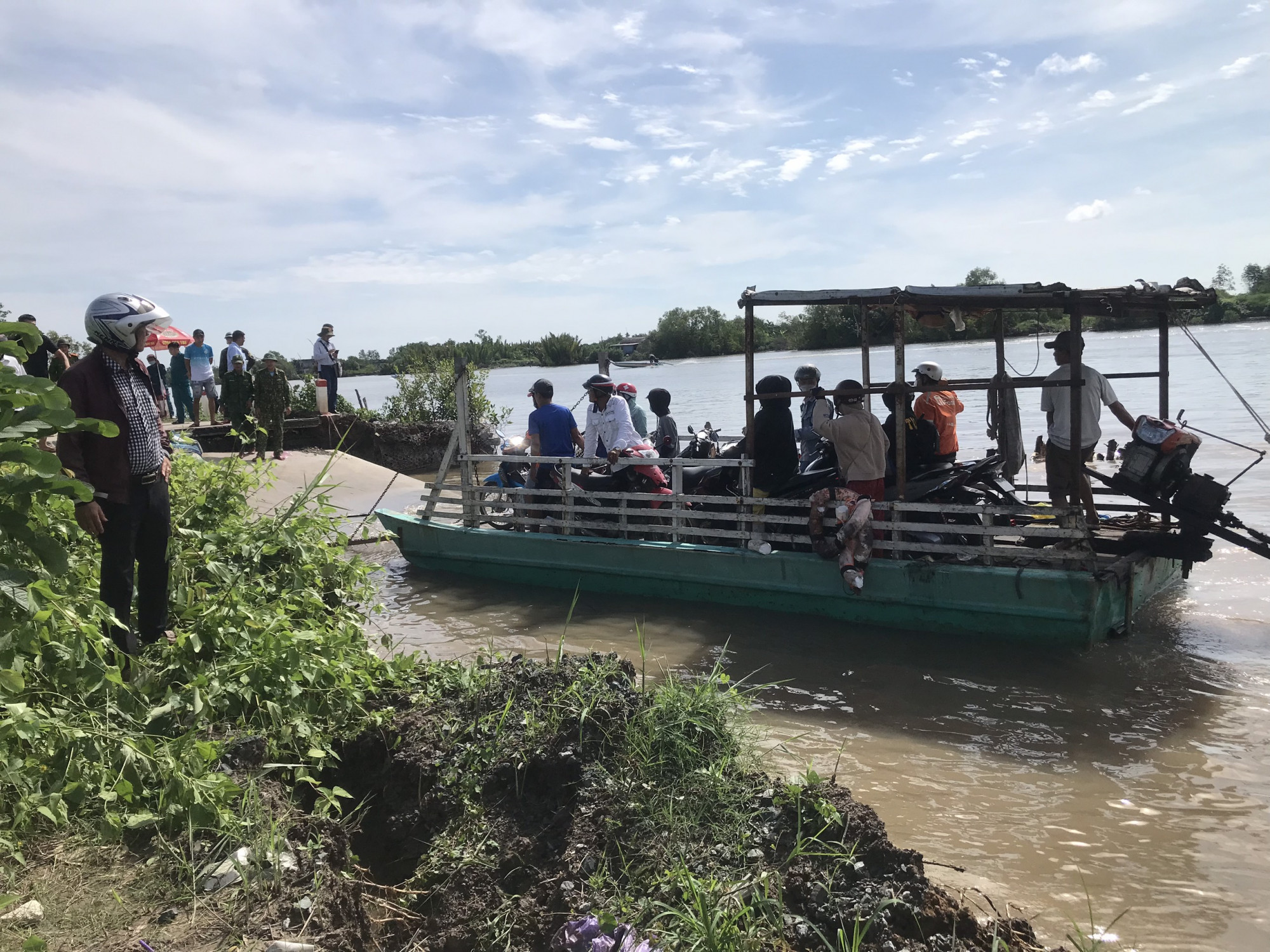 Ngành chức năng bố trí phà tạm để đưa rước phương tiện qua lại 2 bên đoạn lộ bị sạt lở