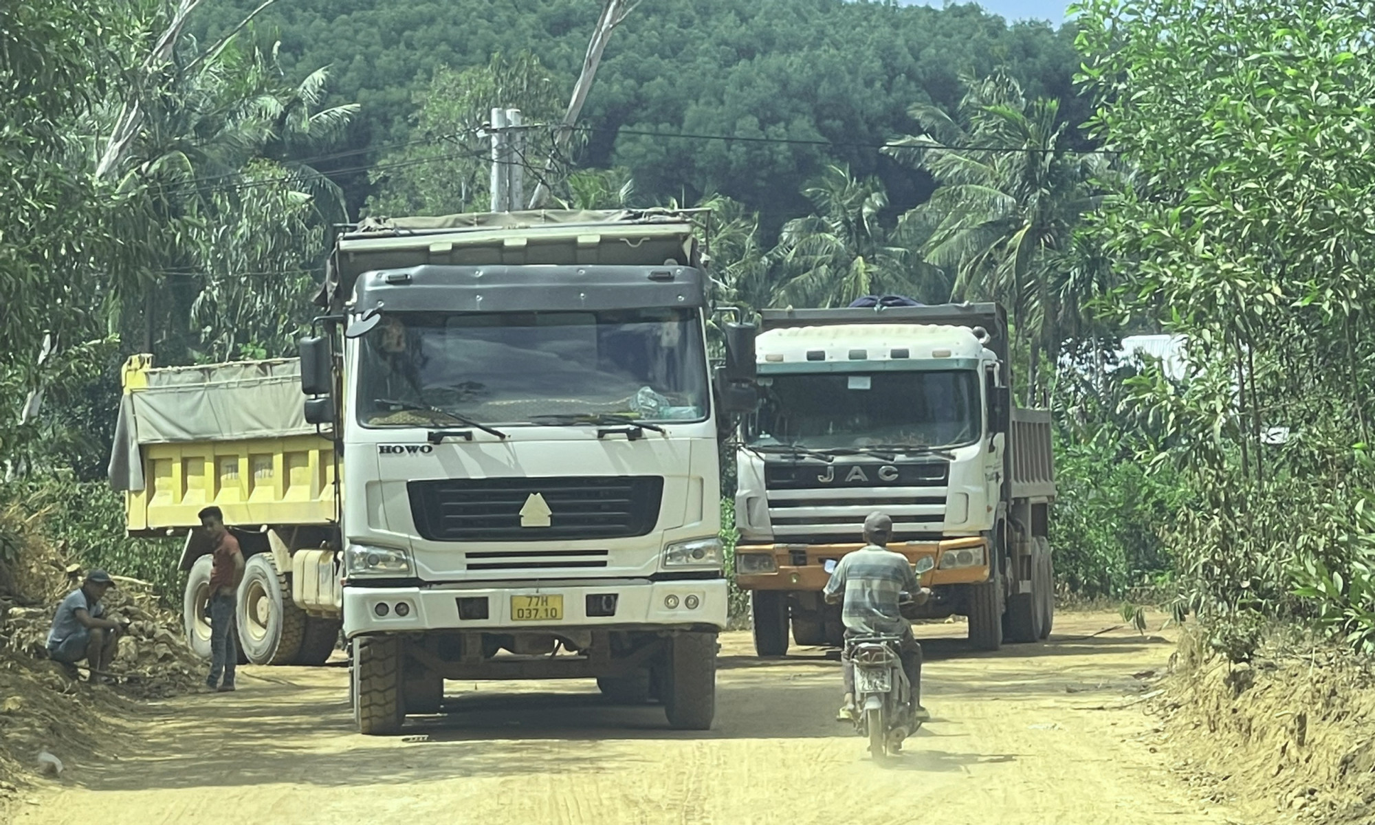 Hoạt động khai thác đất từng diễn ra rầm rộ