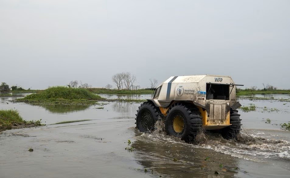 Một chiếc xe địa hình Sherp từ Chương trình Lương thực Thế giới (WFP) băng qua dòng nước lũ để chuyển hàng viện trợ đến các cộng đồng dễ bị tổn thương bang Jonglei, Nam Sudan, ngày vào ngày 9/3/2023. (Ảnh: Alessandro Abbonizio/WFP)